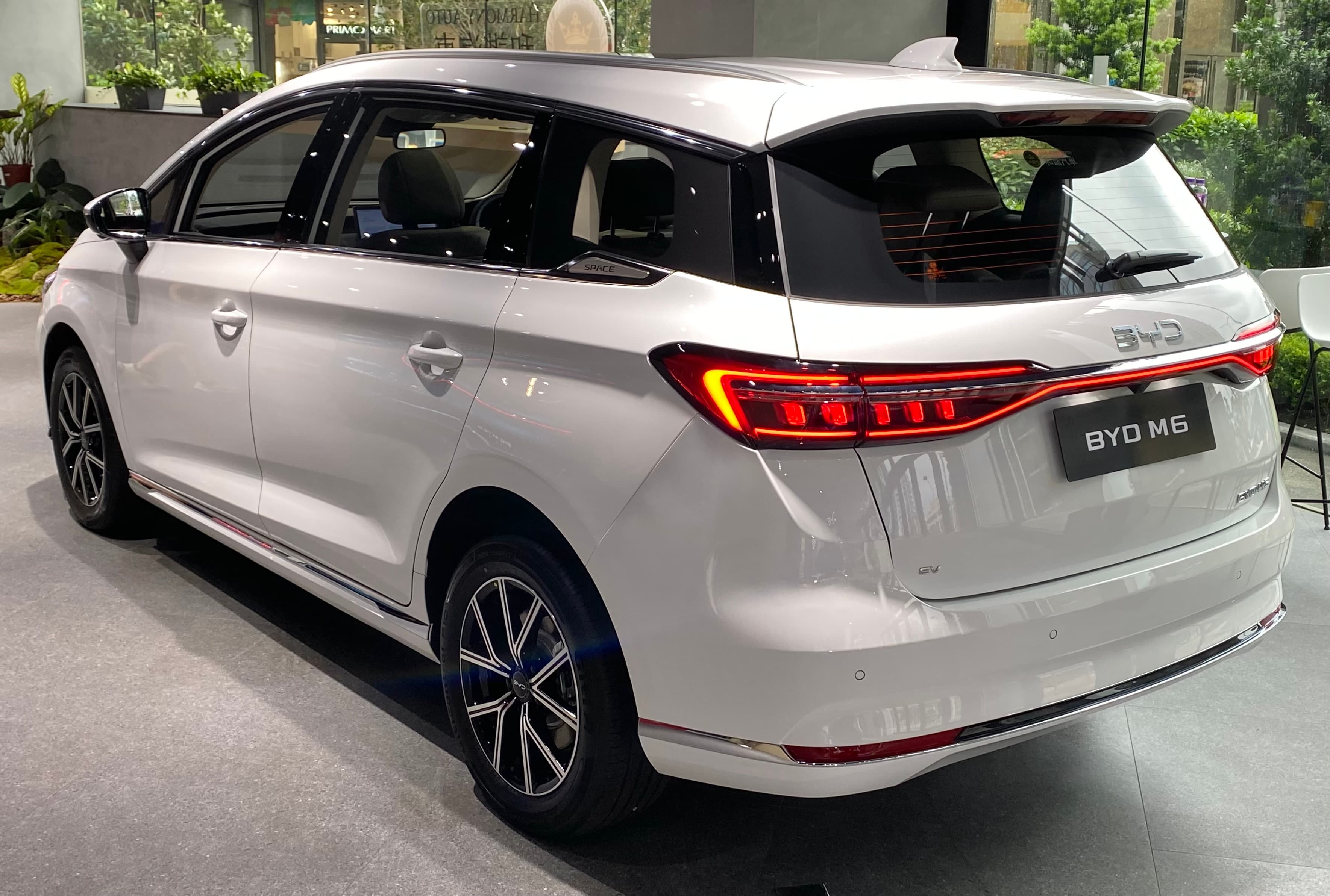 BYD eMAX 7 electric MPV